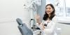 Гигиенист стоматологической клиники Стомион показывает инструмент для профессиональной истки зубов
