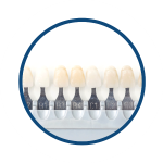 Обеспечивает точное попадание в цвет ортопедической конструкции при производстве в нашей зуботехнической лаборатории