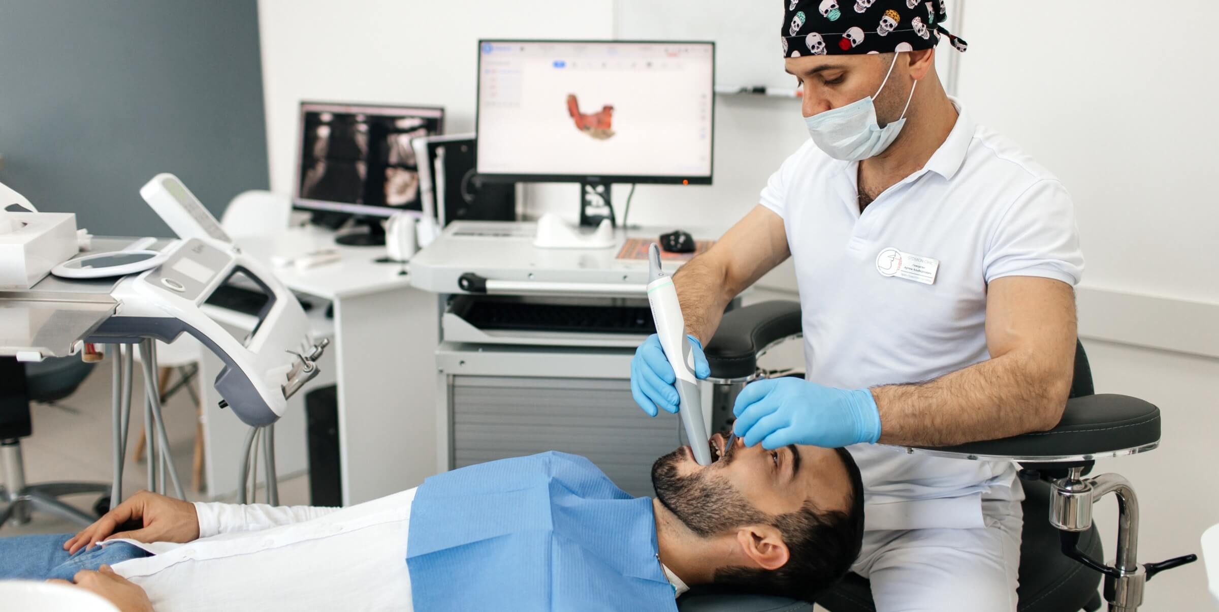 Стоматолог ортопед использует технологии цифровой стоматологии для эстетического протезирования зубов