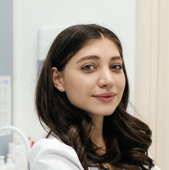 Стоматолог - гигиенист, пародонтолог Ниазян Диана Артуровна проводит профессиональную чистку зубов и лечение дёсен в стоматологии Стомион в Ставрополе