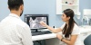 Стоматолог показывает пациенту результаты томографического исследования зубов проведенного в стоматологической клинике Стомион в Ставрополе