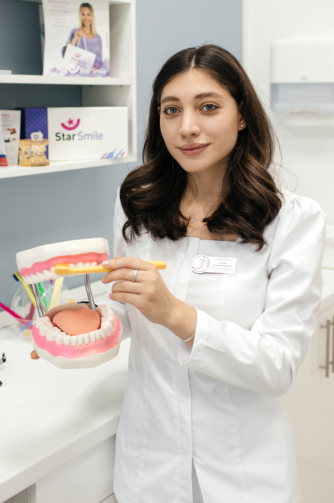Гигиенист стоматологии Стомион показывает методы проведения профессиональной чистки зубов