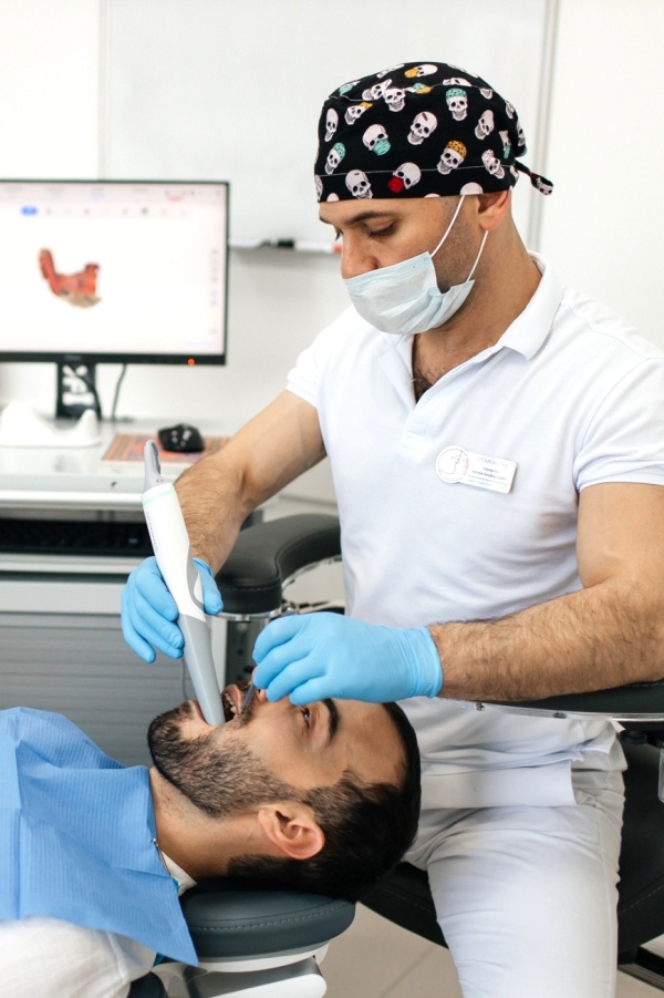 Стоматолог ортопед проводит цифровое сканирование зубов для передачи заказа на ортопедические конструкции в зуботехническую лабораторию Стомион