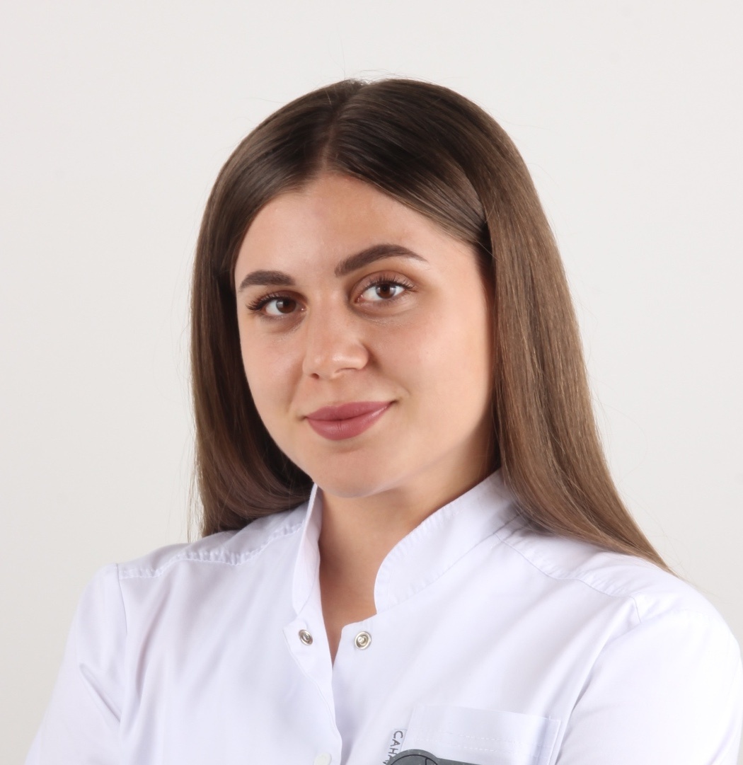 Стоматолог - гигиенист Саркисян Нина Геворговна проводит професиональную гигиеническую чистку зубов в стоматологии Стомион в Ставрополе