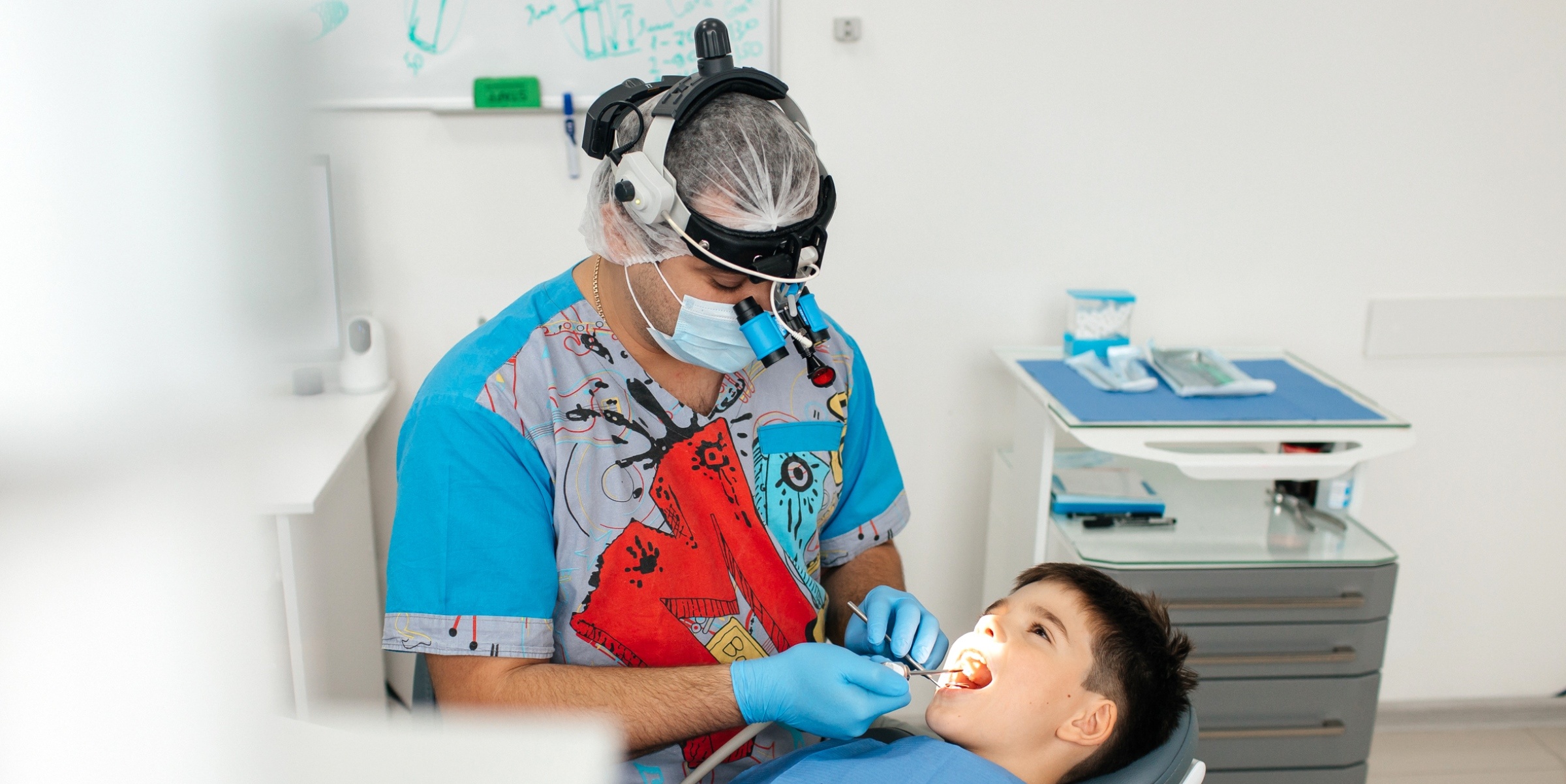 Осмотр молочных зубов детским стоматологов до начала лечения
