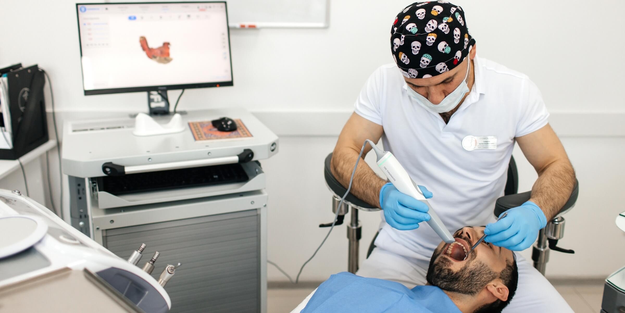 Стоматолог ортопед стоматологии Стомион проводит цифровое сканирование зубов верхней челюсти